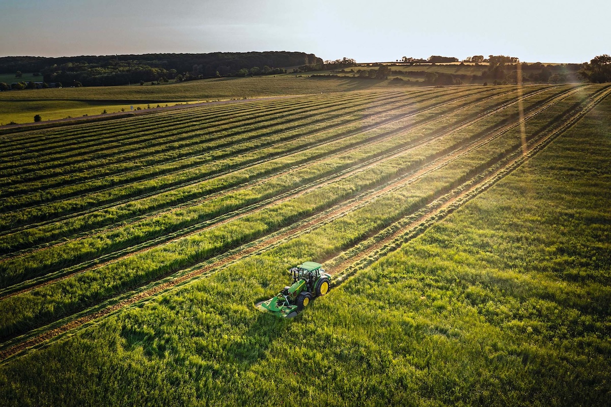 Nuovo modello John Deere 5130M in azione con una falciatrice frontale